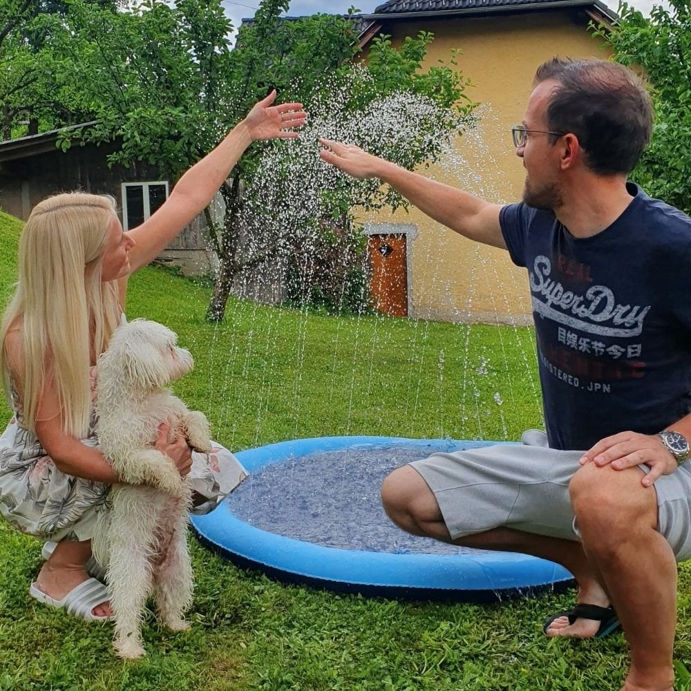 🏊SUMMER HOT SALE 50% OFF NOW! 🌊Foldable Dog Splash Pad🇬🇧 Big Sprinkler Mat for Garden & Beach 🌊☀️ | Non-Slip, Quick-Dry Play Pool for Dogs 🐾 | Folds Flat in Seconds! 🎒🐕