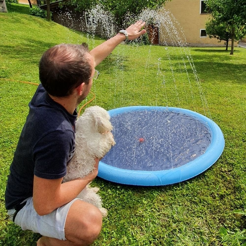 🏊SUMMER HOT SALE 50% OFF NOW! 🌊Foldable Dog Splash Pad🇬🇧 Big Sprinkler Mat for Garden & Beach 🌊☀️ | Non-Slip, Quick-Dry Play Pool for Dogs 🐾 | Folds Flat in Seconds! 🎒🐕